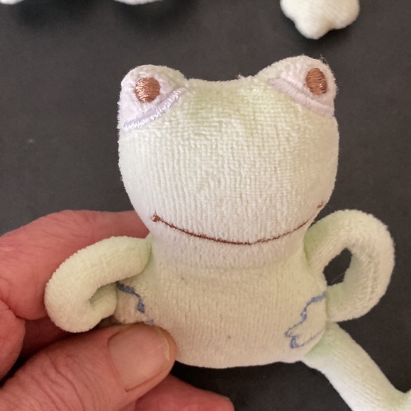 Noukie’s Growth Chart 2 Frogs - One trimmed blue & the other trimmed pink - Picture 13 of 14